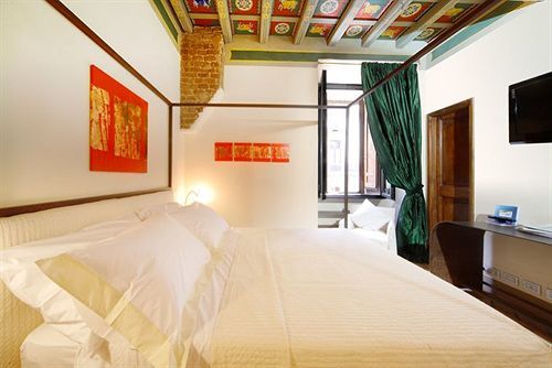 Bed & Breakfast Residenza Torre Colonna 4*