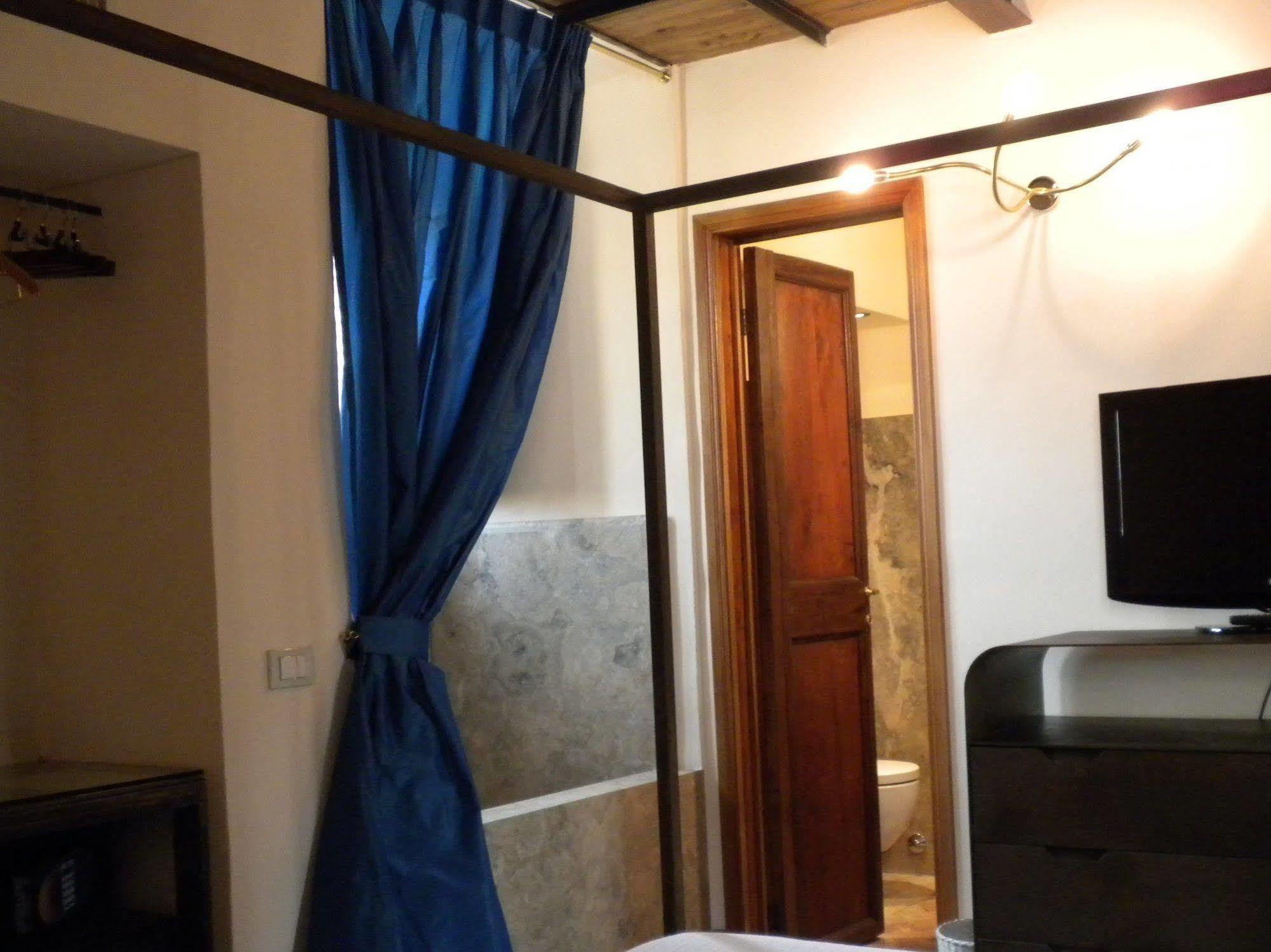 Bed & Breakfast Residenza Torre Colonna 4*